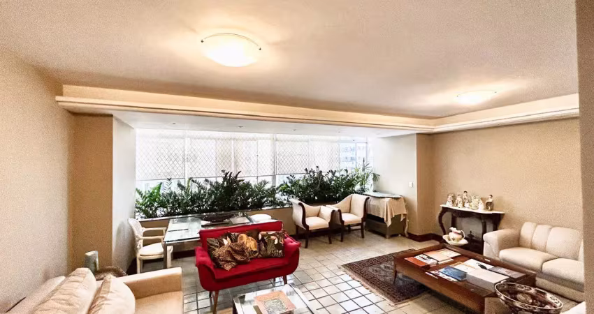 Apartamento 4 quartos sendo 3 suítes, finamente reformado na graça!