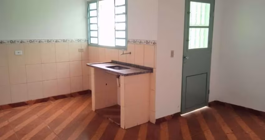 Casa com 1 dormitório para alugar por R$ 850/mês - Chácara Esperia - Piracicaba/SP