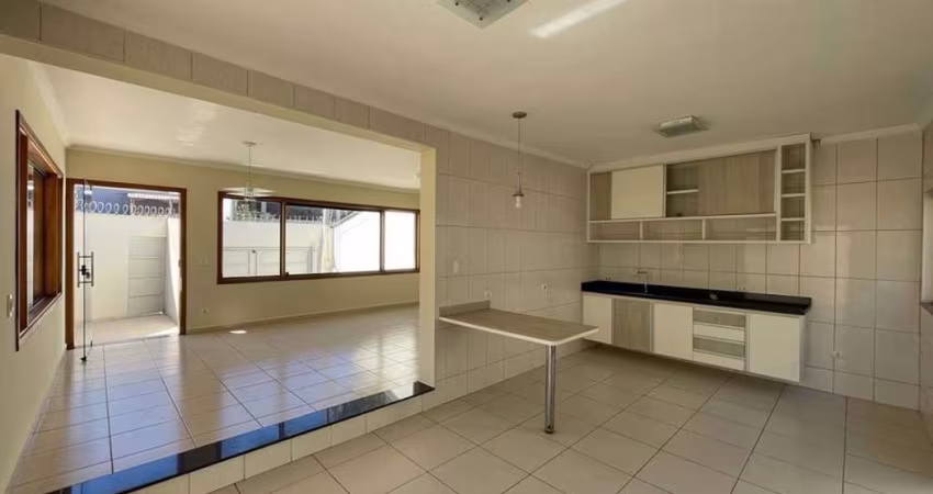 Casa com 3 dormitórios para alugar, 288 m² por R$ 4.795,36 - Pompéia - Piracicaba/SP