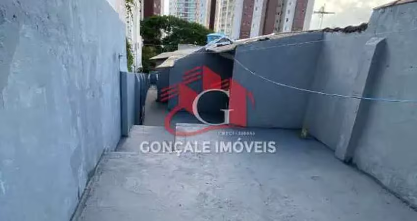 Casa dividida em 03 casas 1 salão 1 vaga de garagem