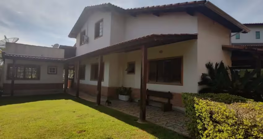 Casa em mairiporã em condomínio fechado com 3 suítes, 4 vagas, churrasqueira e piscina
