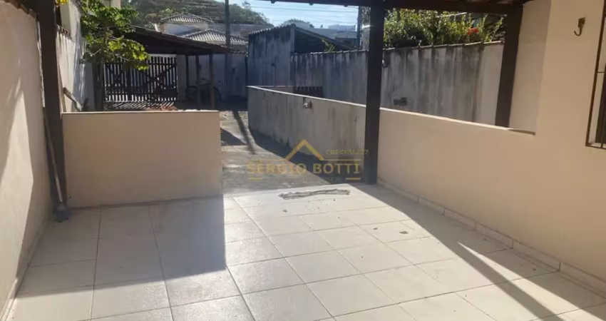 Casa plana / usada para venda em rio das ostras, costazul, 2 dormitórios, 1 suíte, 2 banheiros, 2 vagas