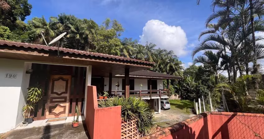 Casa comercial ou residencial na região central  rodeada pelo verde em joinville