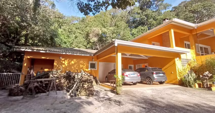Casa térrea em condomínio fechado na granja viana, de bom padrão construtivo, rodeada de verde.