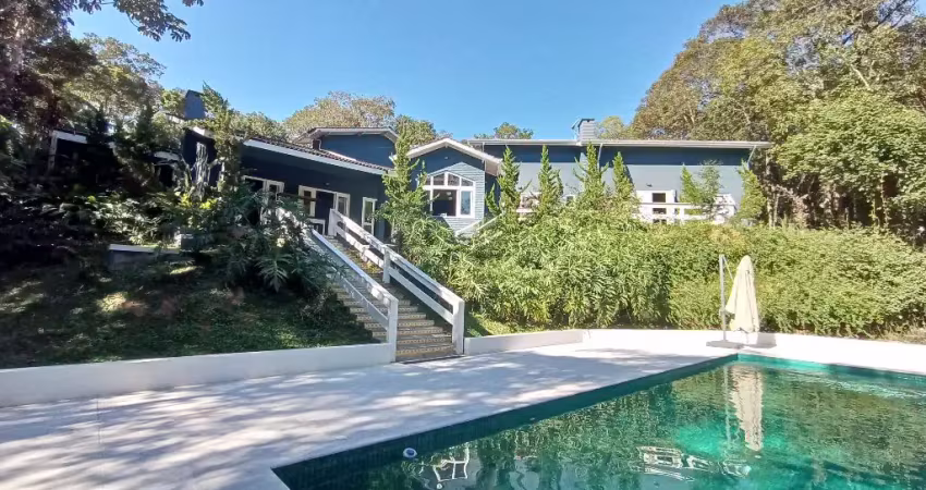 Residencia de alto padrão, muito bem conservada, localizada em condomínio no km 25 da rodovia raposo tavares.
