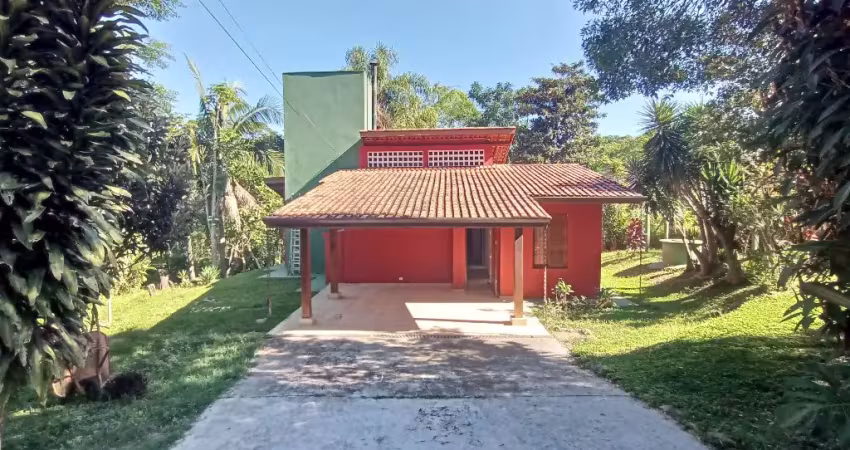 Casa térrea com 2 dormitórios, rodeada de verde, com vista para área de preservação permanente.