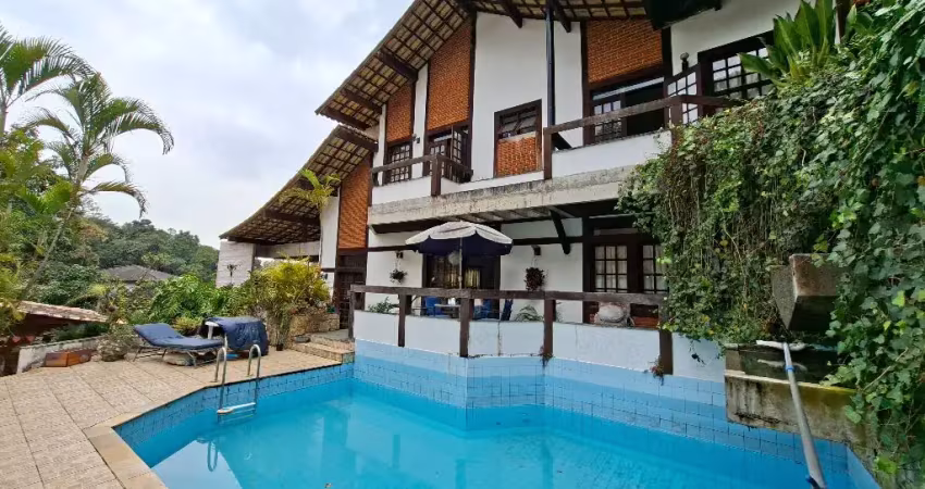 Casa com 4 dormitórios e piscina no condomínio forest hills!