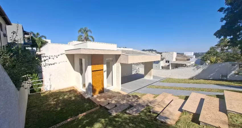 Casa nova e moderna na região da granja viana, em condomínio com segurança 24hrs, ambiente familiar e vista do verde.