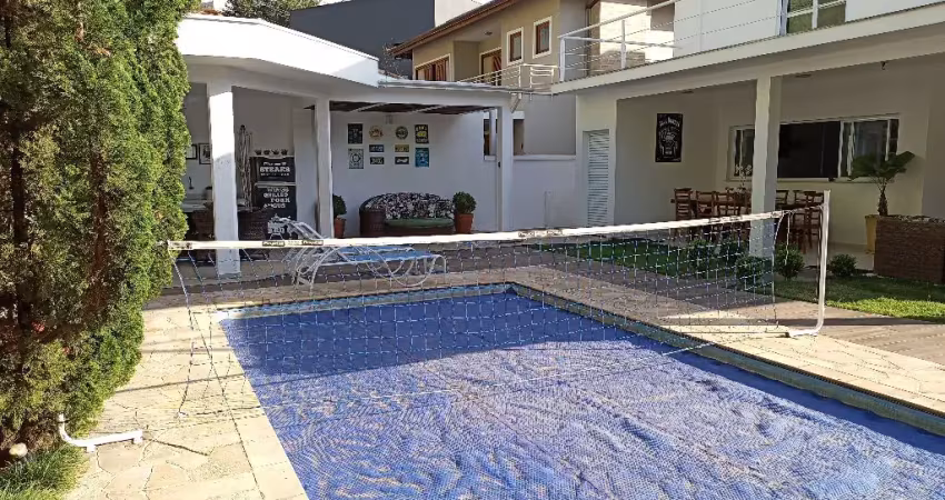 Linda casa, ótimo acabamento, pé direito duplo, conceito moderno e muito clara!