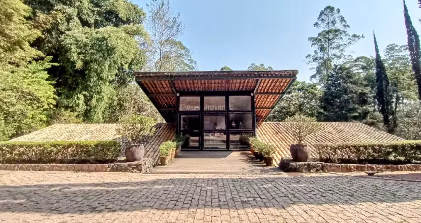 Casa em estilo arquitetônico diferenciado, em condomínio de alto padrão na granja viana.