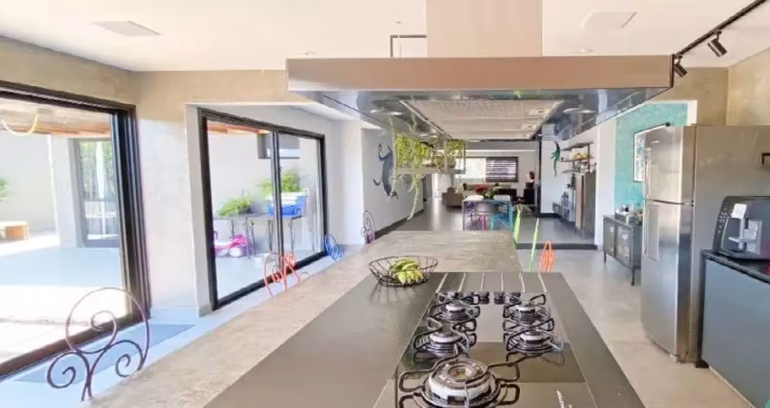 Casa em condomínio fechado com apenas 6 casas, dentro de bolsão residencial fazendinha. totalmente reformada e decorada em estilo industrial!