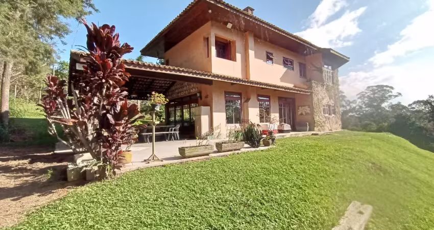 Casa muito charmosa, localizada em condomínio fazenda com muito verde, tranquilidade e privacidade.