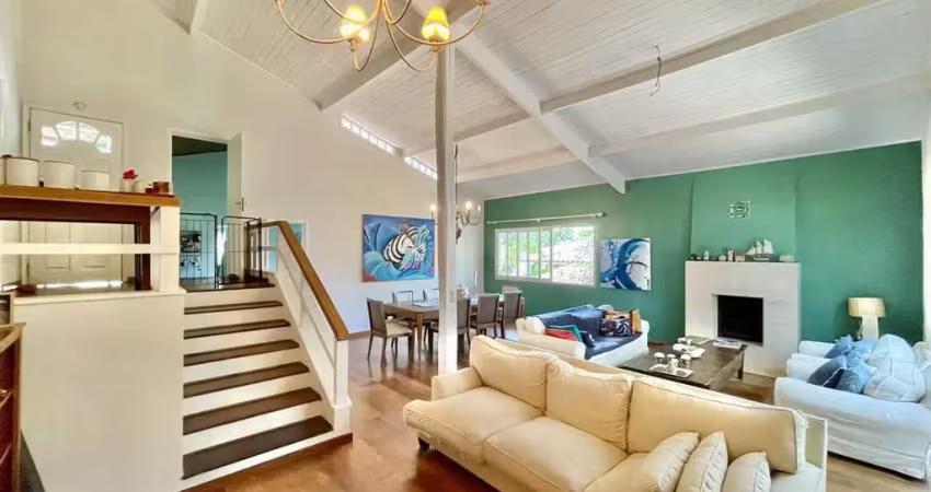 Ótima casa em condomínio maravilhoso na granja viana,  com muita natureza e lazer completo!  reformada
