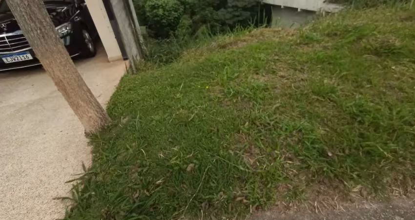 Lote em declive, limpo de mata, em excelente condomínio residencial na granja viana.  vista para área de proteção ambiental.