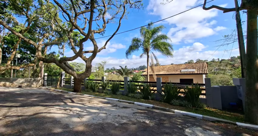 Espectacular casa reformada em condomínio fechado na granja viana