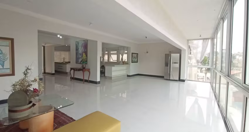 Casa de alto padrão, construida em 4 patamares, mais um quinto de depósito.  condomínio são paulo ii, granja viana.