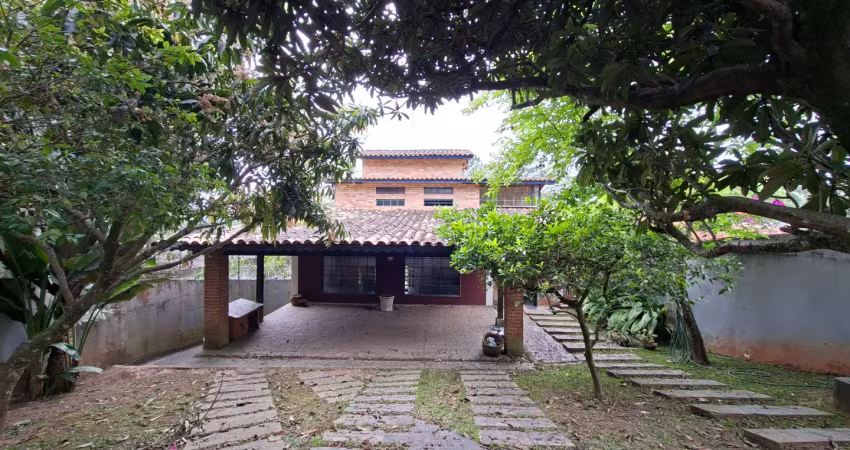 Casa em condomínio na granja viana. piscina, bosque, aconchego e natureza!