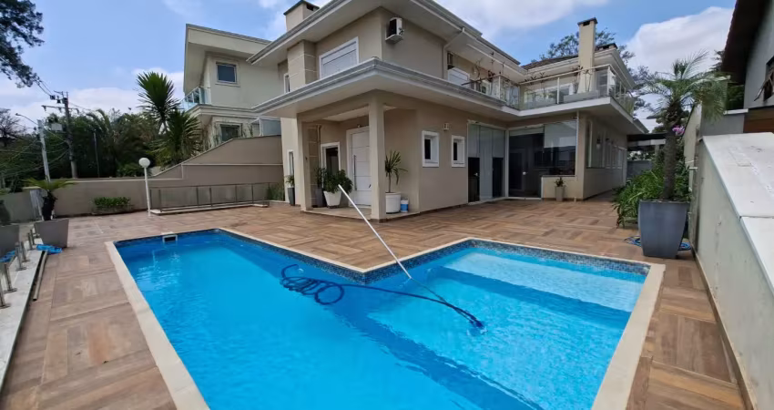 Casa em estilo contemporâneo, moderna, com espaços sociais integrados. 4 suites, piscina e área gourmet.