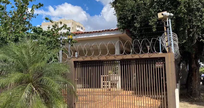 Aluga-se casa de esquina no bairro goiabeiras - 4 quartos sendo 3 suítes - 410 m² de terreno - 210 m² construídos - cuiabá (mt) - valor do aluguel: r$ 5.000,00