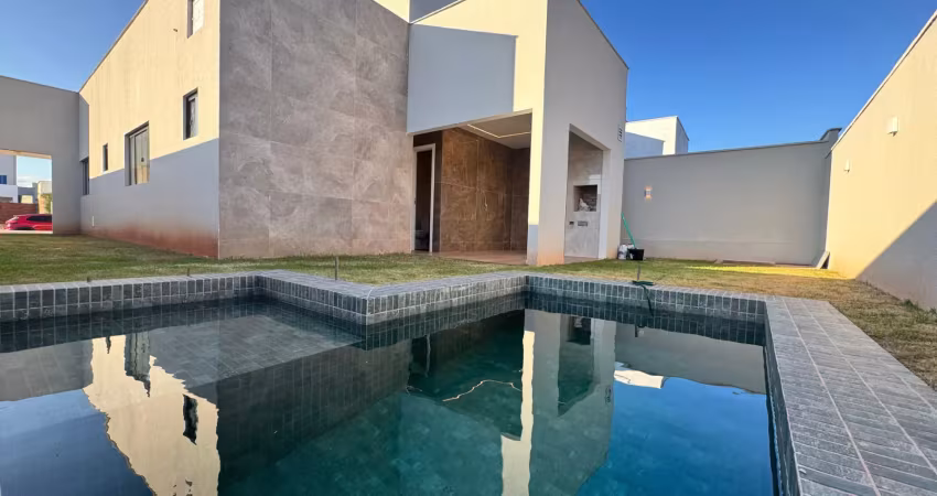 Linda e sofisticada, casa à venda no condomínio aldebaran leste