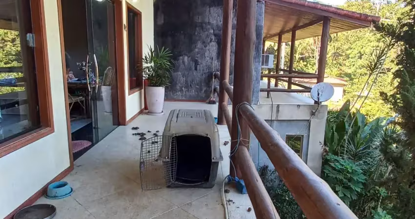 Chácara urbana de 4500 m2 com 3 lindas casas com todo conforto de modernidade