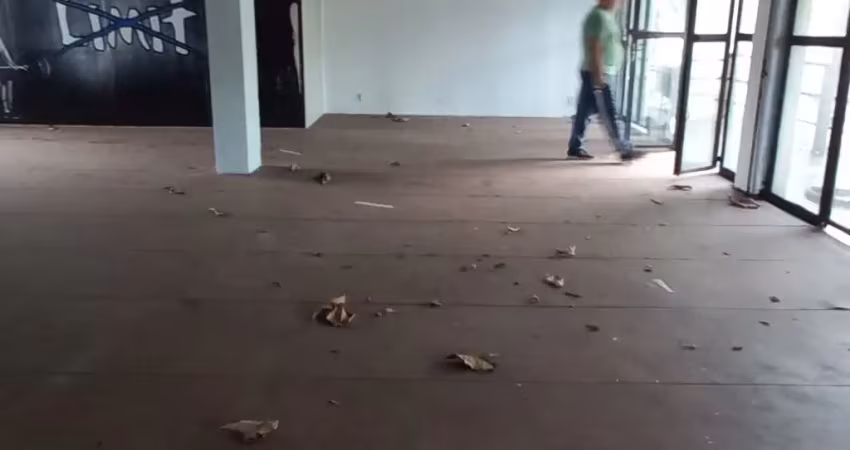 Excelente loja/galpão com varanda frontal envidraçada e estrutura para letreiro
