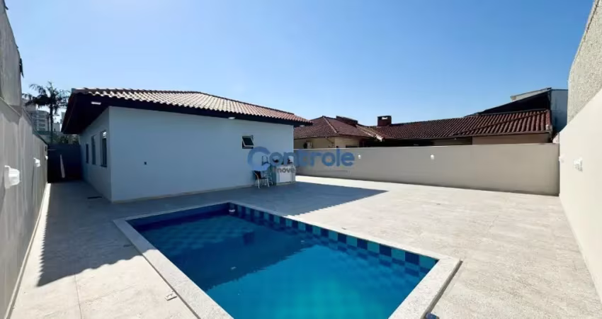 Casa com piscina e com 3 dormitórios sendo 1 suíte no bairro ipiranga - são josé sc