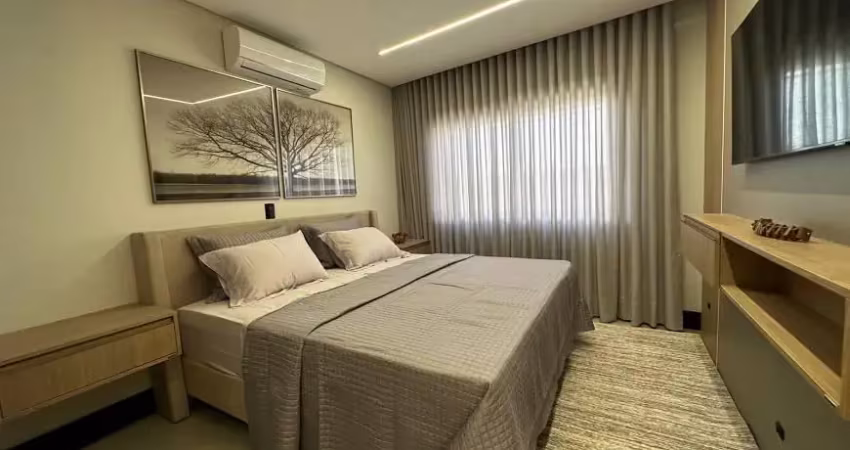 Um sobrado espaçoso e bem distribuído com 170m2 de área privativa, com quintal e churrasqueira a carvão, 3 quartos e sendo 1 suíte com hidromassagem, quartos amplos, com um lindo piso de taco
