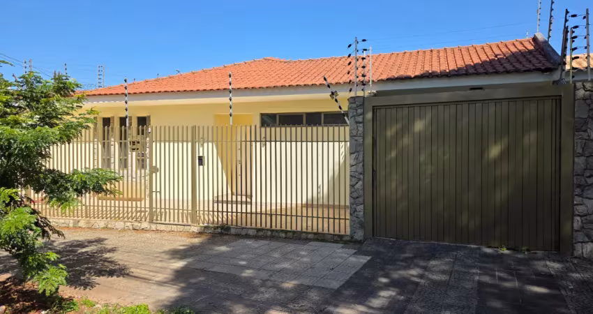 Casa com 3 quartos à venda na Praça Ari Barroso, 230, Zona 05, Maringá