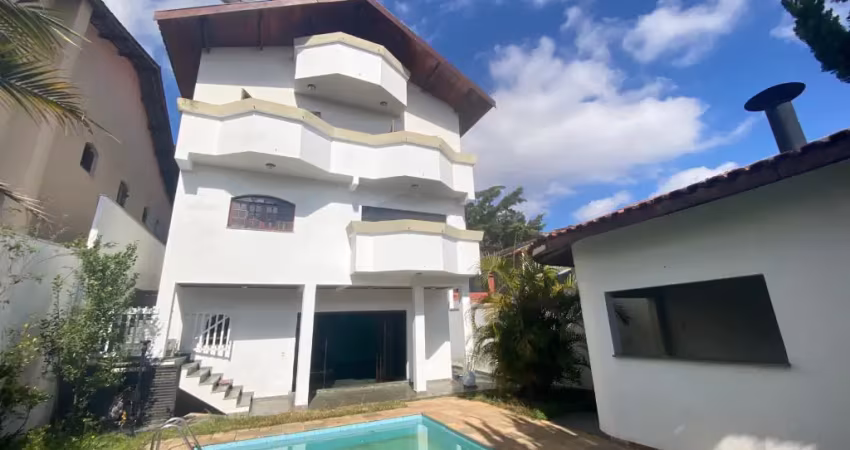 Lindo sobrado em interlagos. 4 suítes, sala com 2 ambientes, área gourmet, piscina.