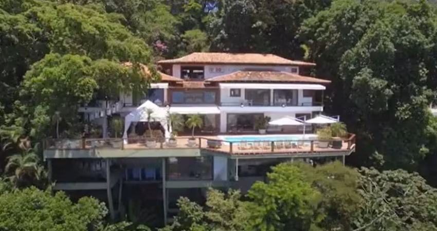 Refúgio de luxo em condomínio exclusivo com vista deslumbrante