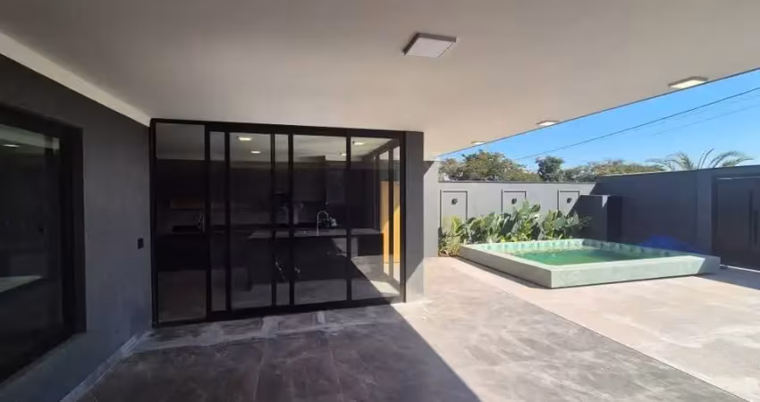 Casa de alto padrão com lareira no condomínio portal romano