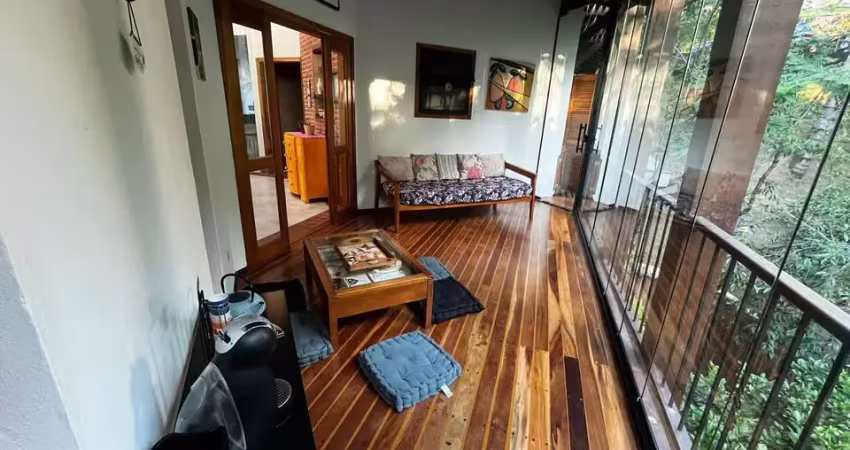 Casa de alto padrão com lareira no condomínio portal romano