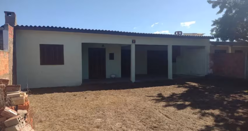 Casa próxima de escola e posto 24 horas de saúde, excelente localização.