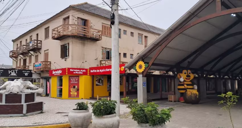 Apartamento no centro de balneário pinhal ao lado da rua coberta a 100 metros do mar.