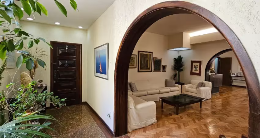 Luxo na quadra de praia. 2 salas e 3 quartos (suíte) com armários.