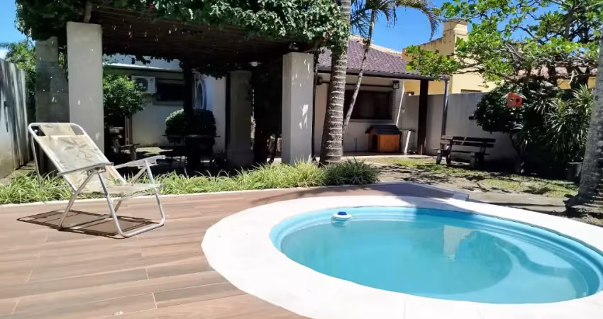Casa com terreno amplo de 12x40m, área construída de 196m², piscina, academia completa, churrasqueira e possibilidade de ampliação nos fundos