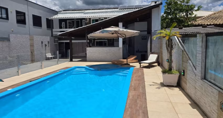 Casa à Venda na Enseada da Pinheira – 400m² | 6 Dormitórios | 50m da Praia