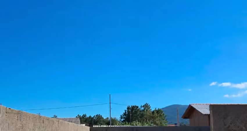 Terreno bem localizado em rua tranquila com vista para as montanhas
