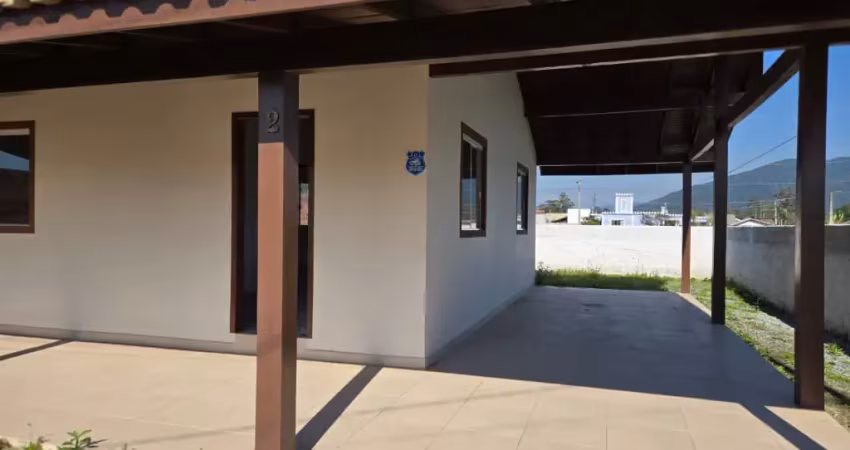 Oportunidade - casa com 2 quartos, garagem coberta e amplo pátio