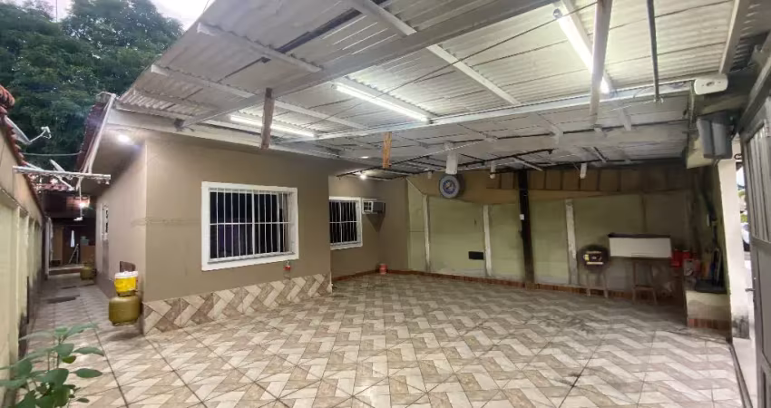 Oportunidade! linda casa em santa cruz da serra, próximo a supermercados bancos, escolas, igrejas, restaurantes, bares, transporte público e fácil acesso a rodovia. aceita proposta. agende sua visita!