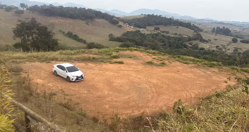 Lote grande 10.117 m2 , com benfeitorias ,3 platôs  excelente para casa de campo, chalés