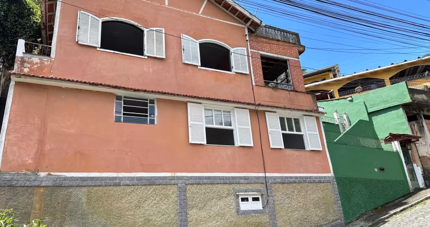 Ótima casa próximo aos mercados farmácia e comércio
