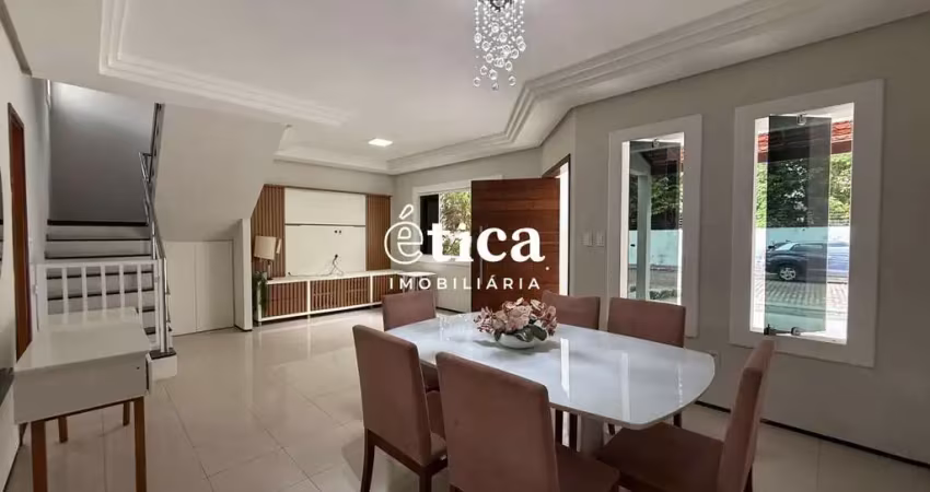 Casa em condominio duplex, 4 quartos sendo 2 suites, 3 vagas de garagens