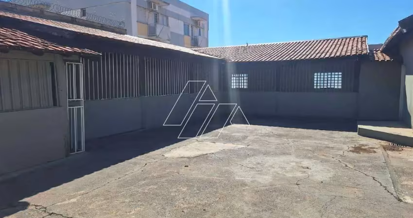 Salão comercial com 70m², 2 banheiros e estacionamento, para locação no centro de marília/sp.