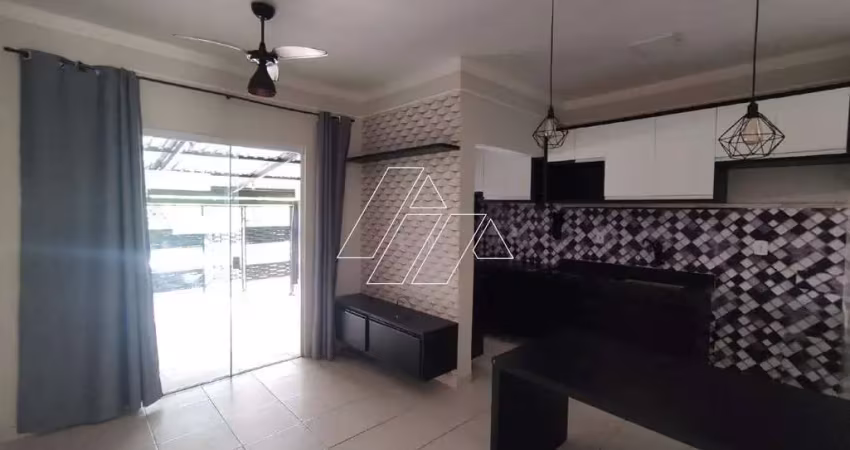 Casa com 2 dormitórios, cozinha planejada e garagem para 2 carros com portão eletrônico