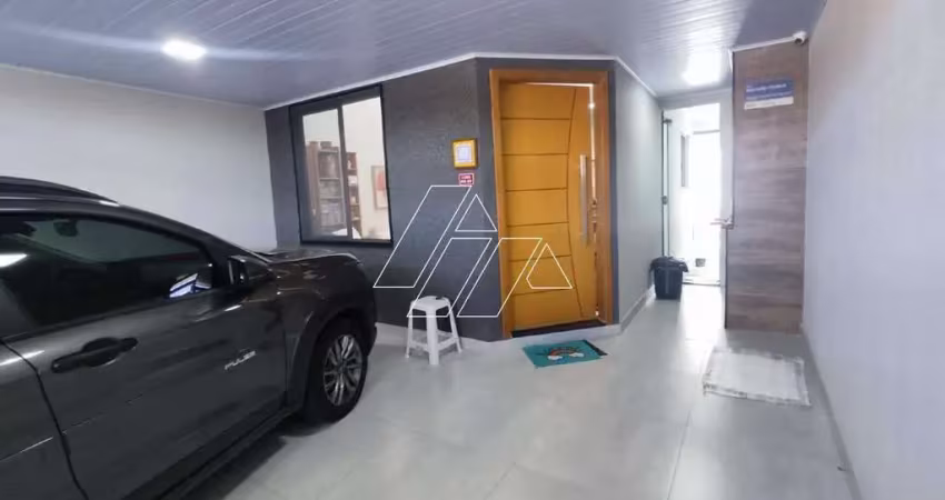 Casa com 3 dormitórios, suíte, ar-condicionado e pé direito duplo à venda