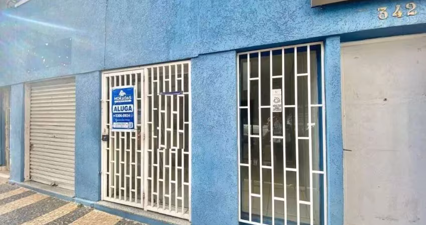 Imóvel localizado no centro da cidade, dividido em 03 salas, 01 copa e 01 banheiro.