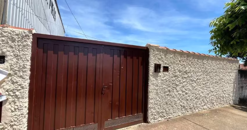 Ótimo imóvel na zona norte com sala, cozinha, 3 dormitórios, 1 wc social, área de serviço, quintal e um banheiro externo e 6 vagas de garagem.