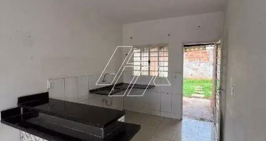 Imóvel com sala conjugada, 2 dormitórios e quintal amplo